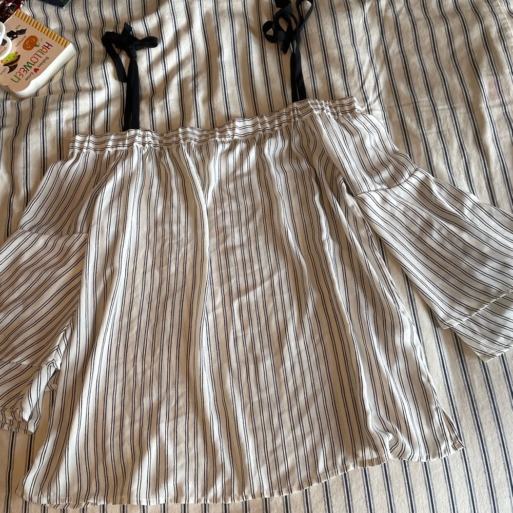 Off the shoulder tie bell sleeve shirt